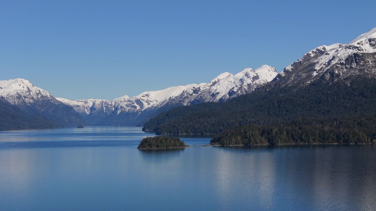 Montagne innevate riflesse nel Lago Nahuel Huapi, Patagonia. Conservazione e consapevolezza climatica