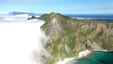 imágenes épicas de drones de nubes cayendo sobre la cresta de la montaña