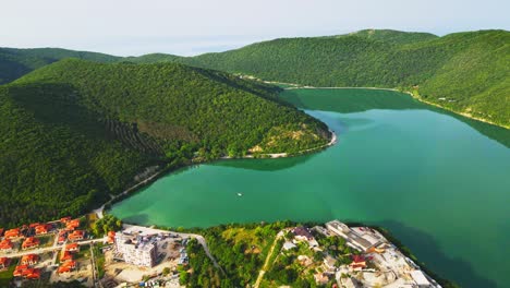 lago con agua turquesa en las montañas verdes con vistas al mar.