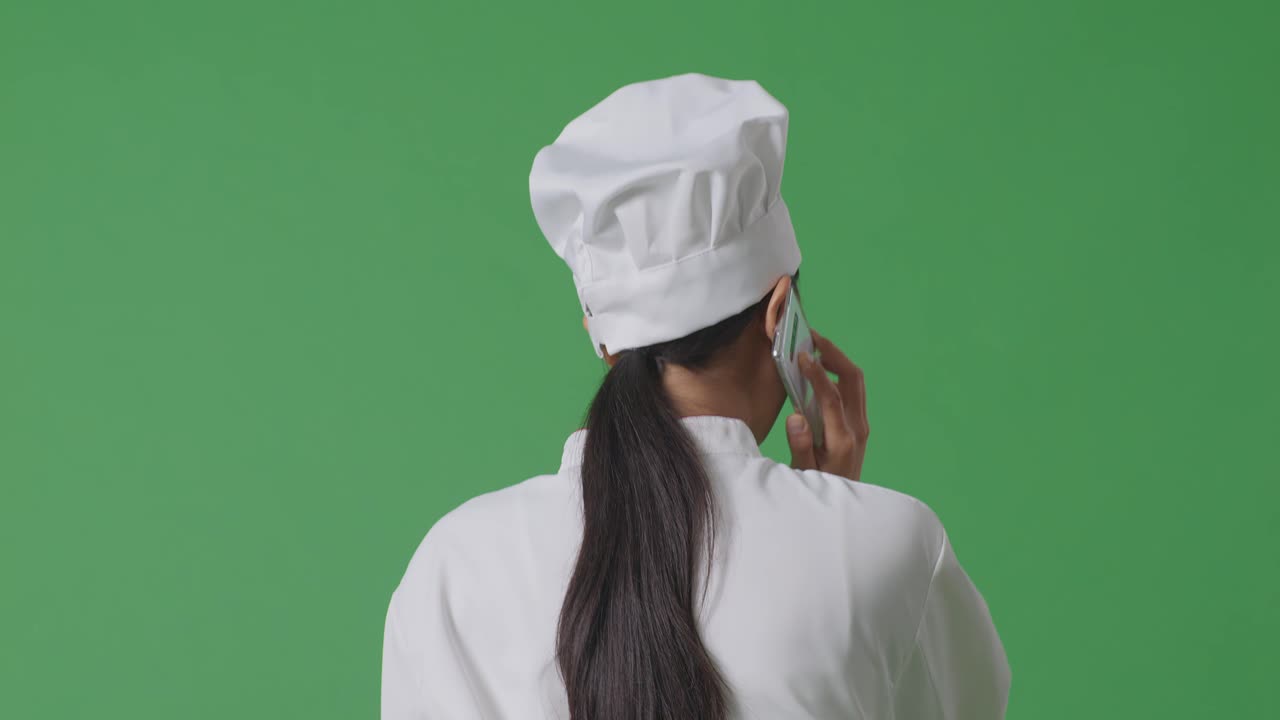 Chef che parla al telefono