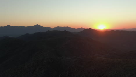 Vista-Aérea-Que-Revela-Una-Sinuosa-Carretera-De-Montaña,-Puesta-De-Sol-En-Arizona,-EE.UU.