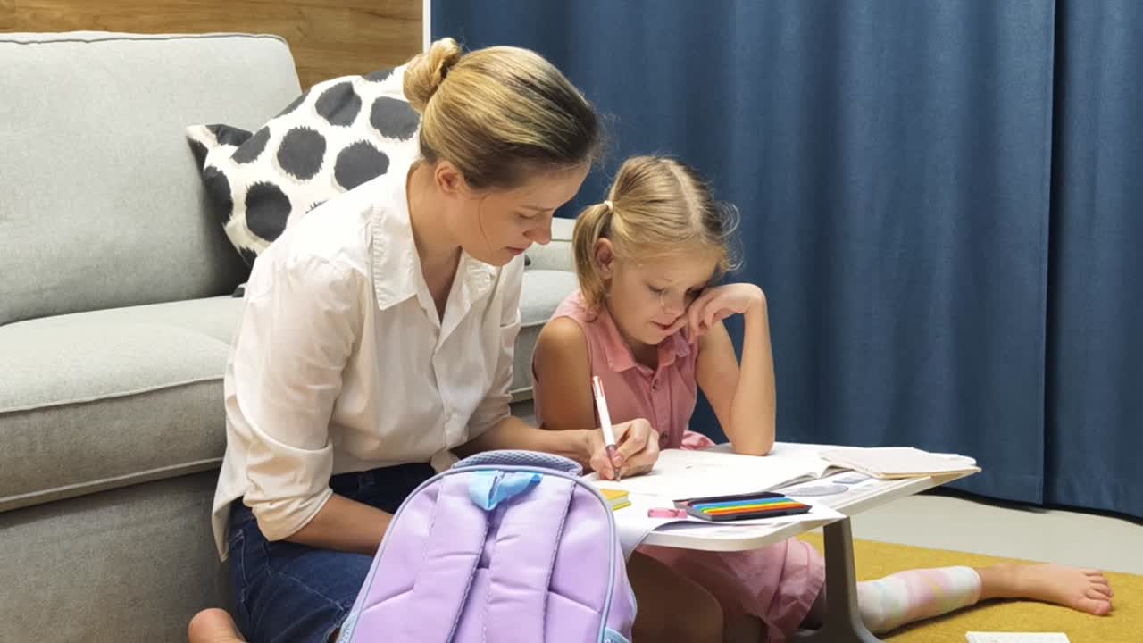 madre ayudando a su hija con los deberes