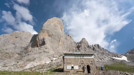 Nubes-Moviéndose-Bajo-Picu-Urriellu-En-La-Región-Del-Macizo-Central-De-Los-Picos-De-Europa,-Asturias,-España