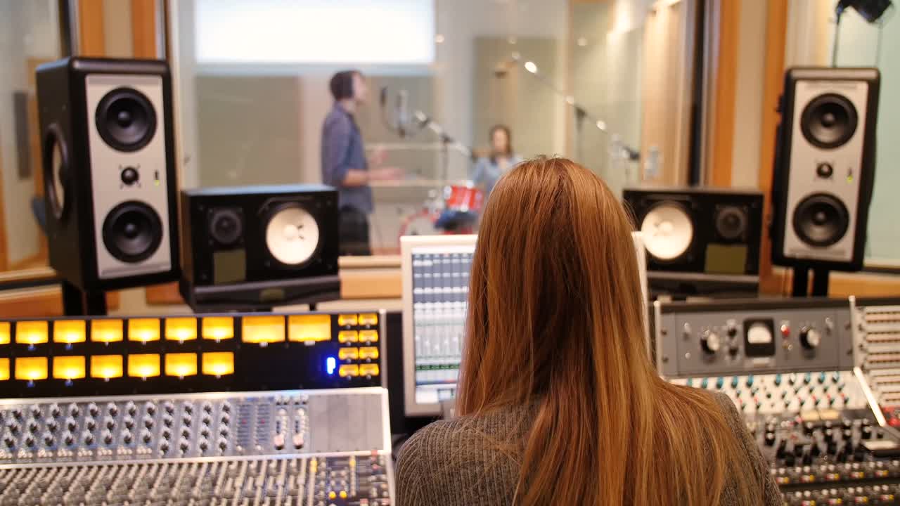 사운드  ⁇ 서를 사용하는 여성 오디오 엔지니어