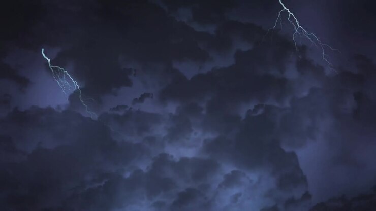 Cielo notturno tempestoso con nuvole scure