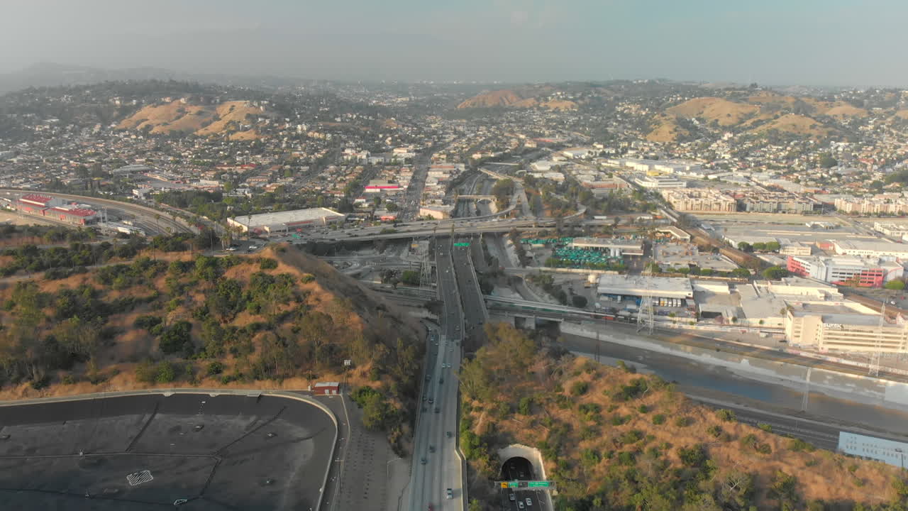 Tilt-up aereo dall'autostrada verso l'entroterra di Los Angeles