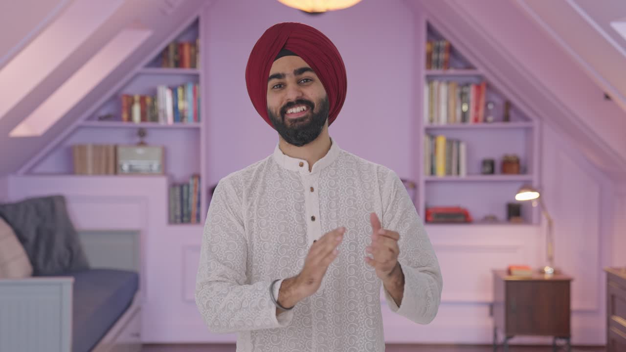 Uomo indiano Sikh che applaude e apprezza.