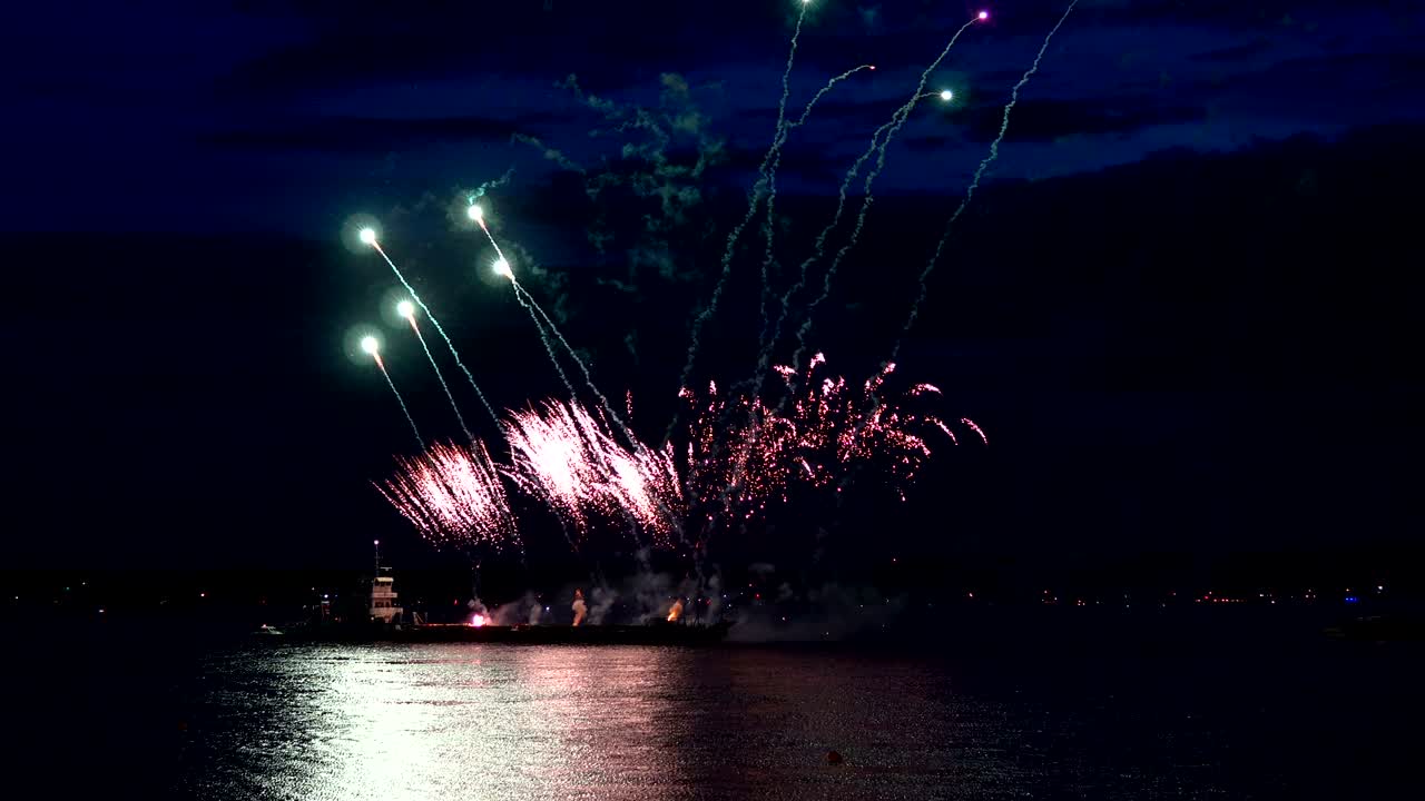 fuegos artificiales desde un barco en el cielo nocturno