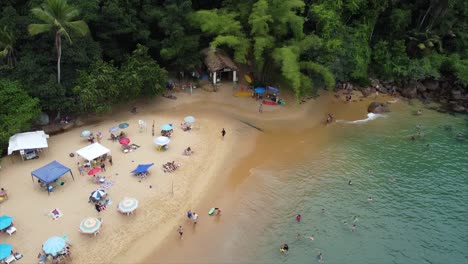 Winziger-Abgelegener-Strand-Außerhalb-Einer-Kleinen-Brasilianischen-Stadt