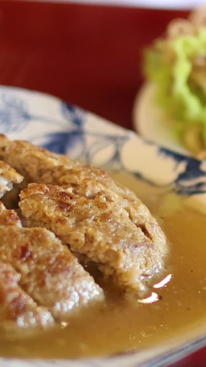 plato tradicional vietnamita presentado en la mesa