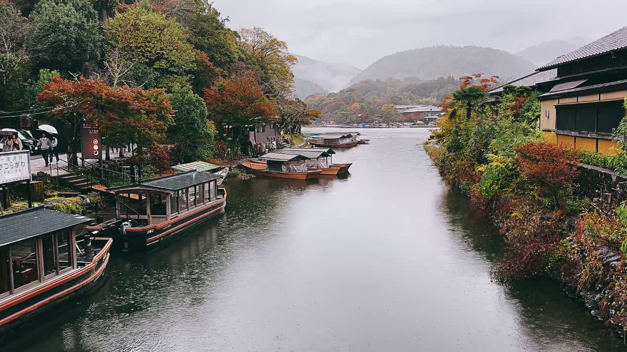 un día lluvioso de otoño en una ciudad japonesa de canales