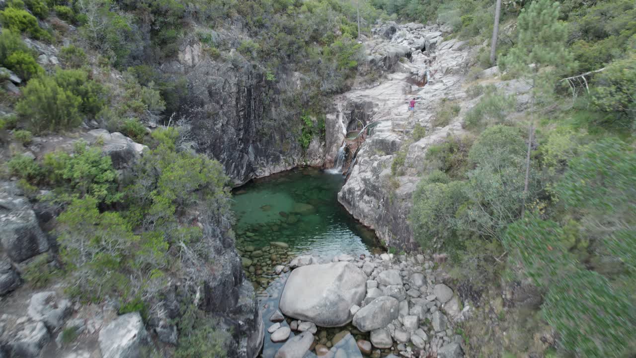 vista aérea de drones sobre la cascada y el estanque de portela do homem en portugal