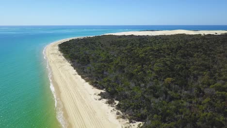 Drohnenaufnahmen-Eines-Langen-Weißen-Sandstrandes-An-Einem-Ruhigen,-Sonnigen-Tag-Am-Sandy-Cape,-Fraser-Island,-Queensland,-Australien