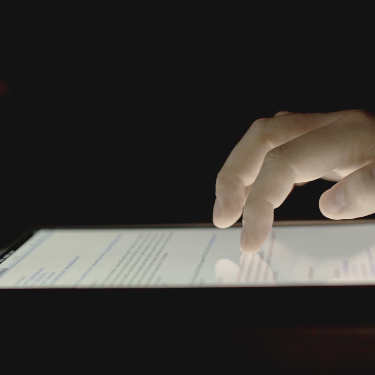 hombre navegando en el panel táctil