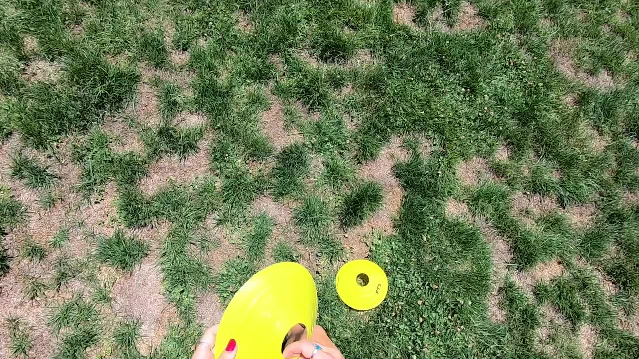 콘 pov를 배치하는 축구 코치