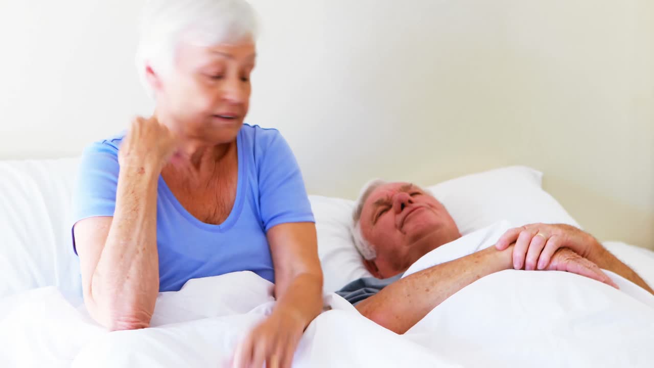 침대에서  ⁇ 는 남자가 귀를  ⁇ 는 짜증나는 여자