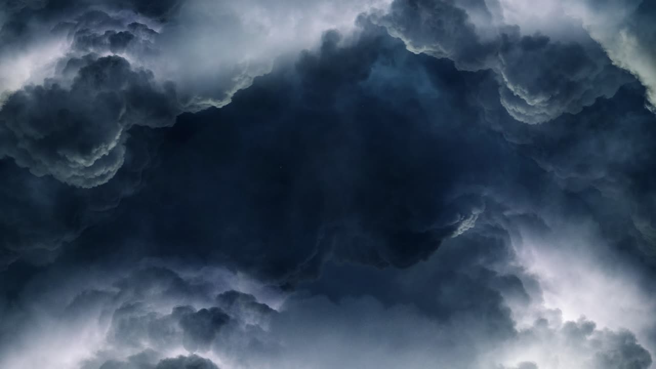 una tormenta que ocurre al anochecer en un cielo oscuro