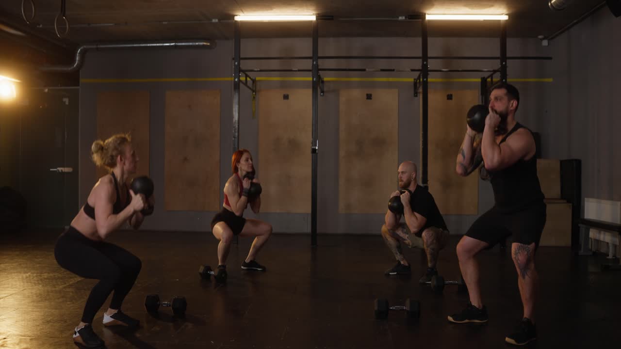 Allenamento di gruppo con kettlebell in palestra