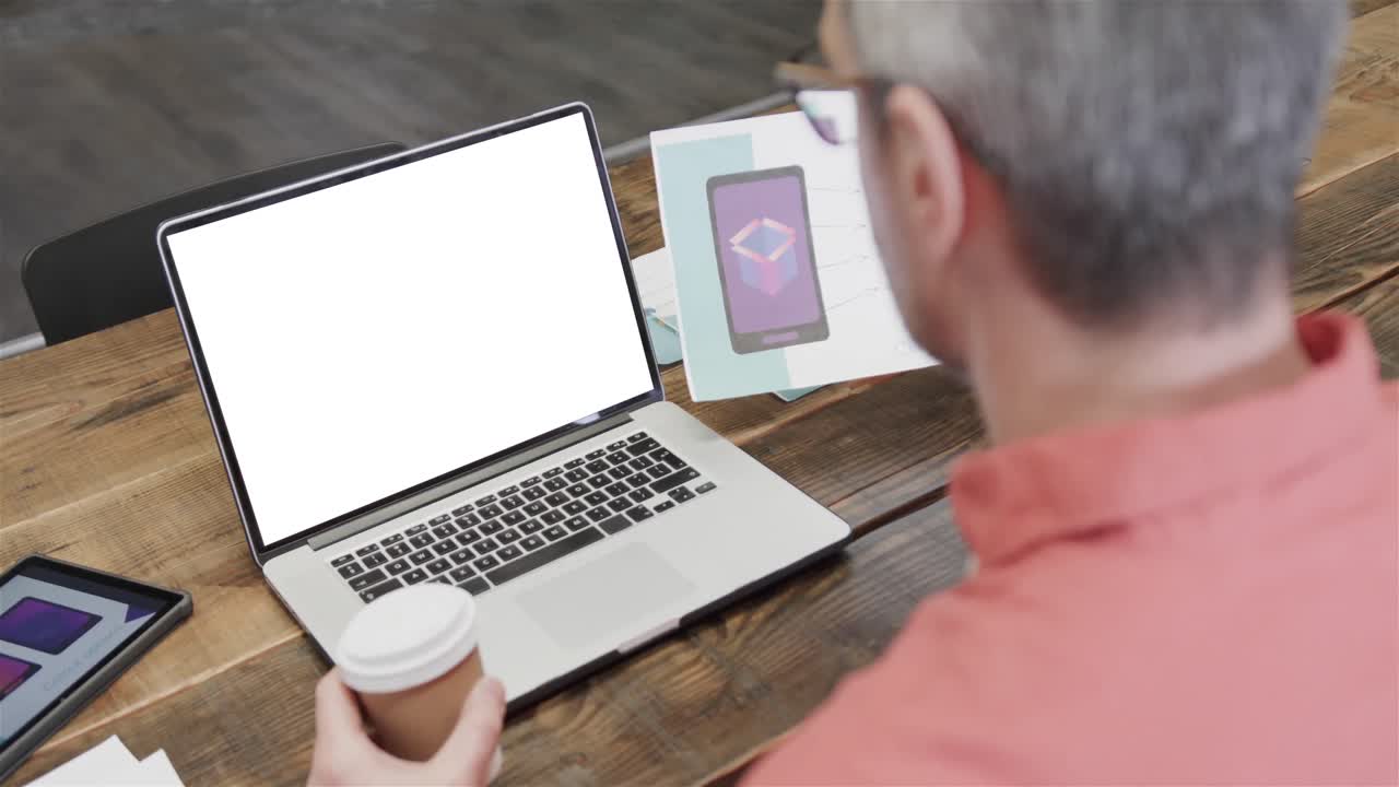 hombre de negocios caucásico en una videollamada de computadora portátil con pantalla en blanco