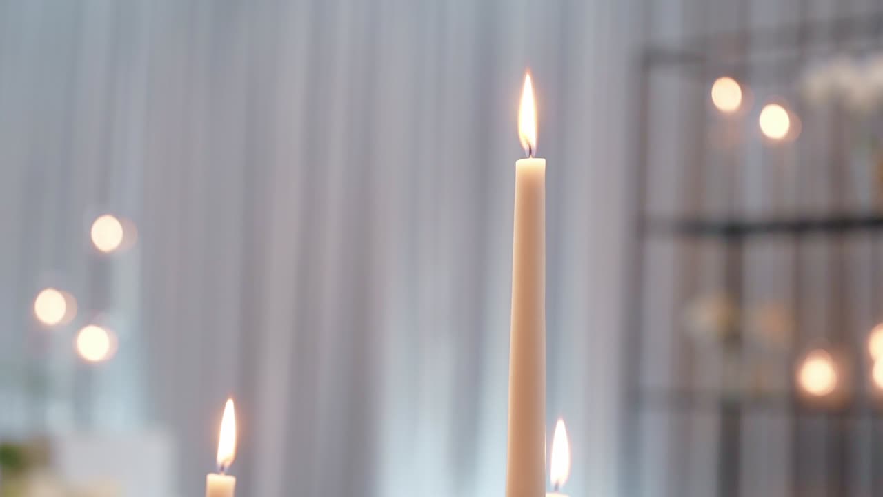 Cálida llama de vela que crea una atmósfera elegante y tranquila