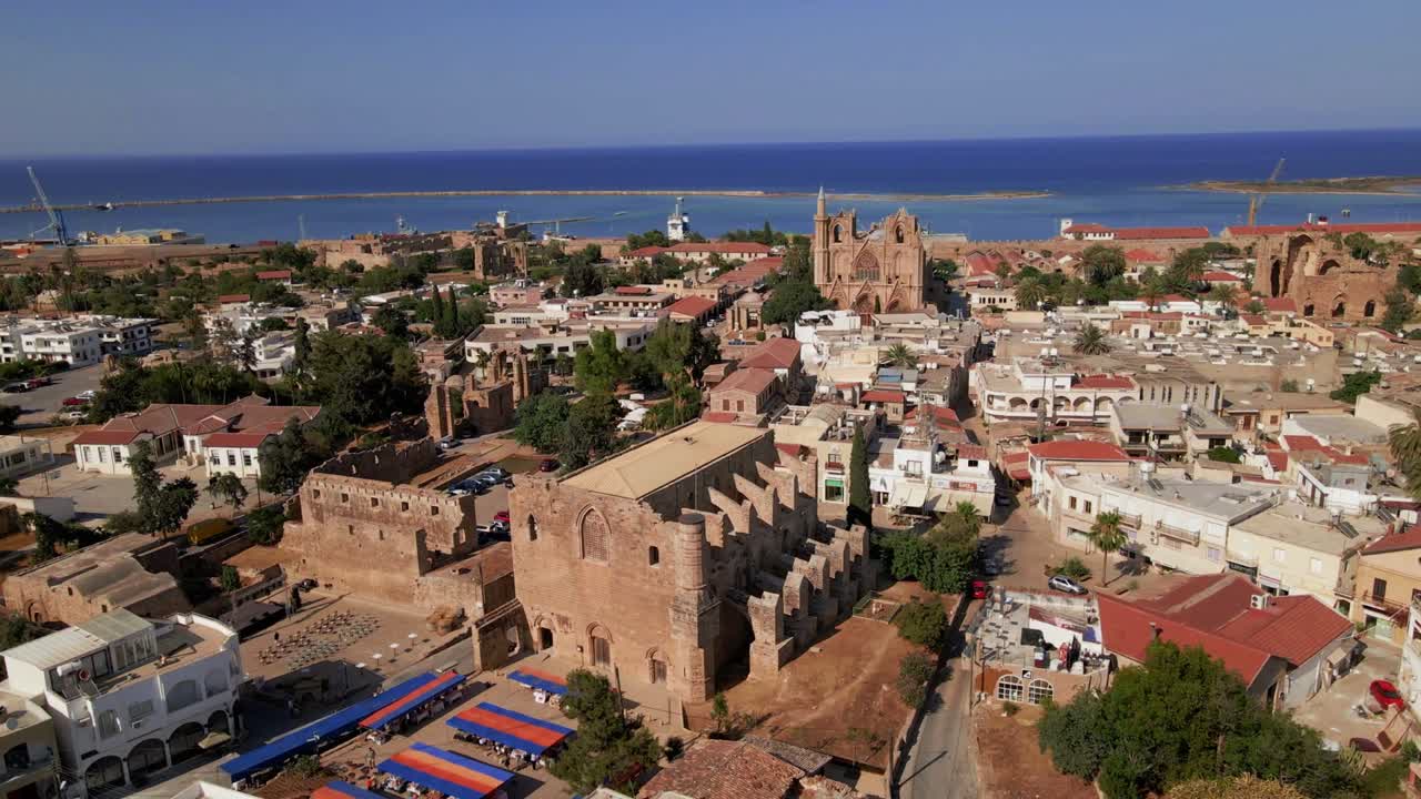 aerial 4k famagusta ciudad amurallada, ciudad antigua y paisajes de varosha en el norte de chipre