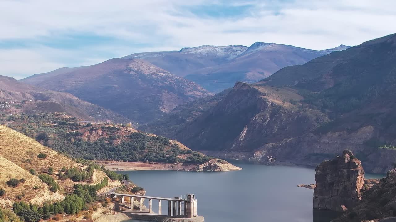 Vista sulle montagne e sul lago vicino a Granada, Spagna, alla luce del giorno