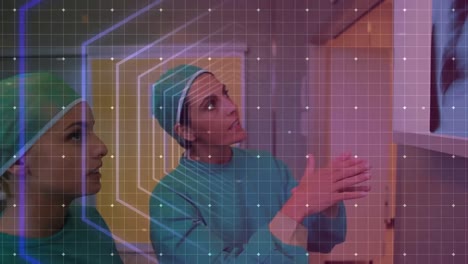 animación de líneas violetas que se mueven sobre diversos médicos femeninos que miran una foto de rayos x