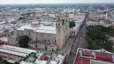 empujando hacia la catedral de mérida y la gran plaza del parque hidalgo en mérida, yucatán, méxico