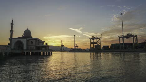 mezquita flotante con un puerto ocupado