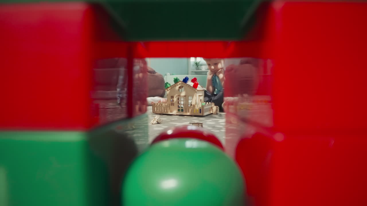 작은 소년 은 블록 과 세부 사항 으로 집 을 짓는 일 을 끝낸다