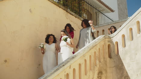 mariées heureuses descendant les escaliers et s'embrassant après la cérémonie de mariage