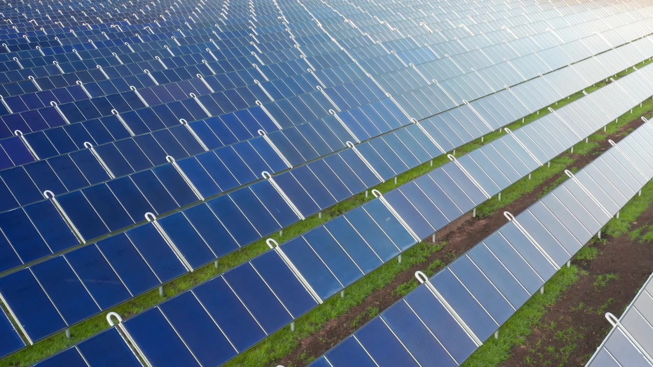 Collettori solari termici. Campo di pannelli solari per energia rinnovabile verde. Primo piano dei pannelli a celle. Riflesso della luce solare. Video aereo con drone. Panoramica a destra. Filmato 4k