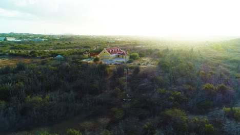 Centro-De-Entretenimiento-Landhuis-Brievengat-Estate,-La-órbita-Aérea-Al-Atardecer-Muestra-Los-Antiguos-Terrenos-De-Las-Plantaciones