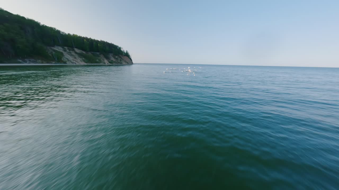 폴란드 의 그디니아 오를로보 스완 에서 발트 해 의 fpv 드론 에서의 공중 사진