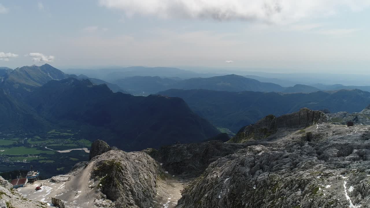 슬로베니아의 넓은 산 풍경의 공중 드론 샷, 4k uhd