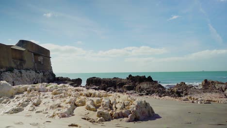 Natur-Meer-Ozean-Ufer-Steine-Felsen-Wellen-Wellen-Absturz-Sonniges-Tageslicht-Festung-Portugal-Stetige-Aufnahme-4k