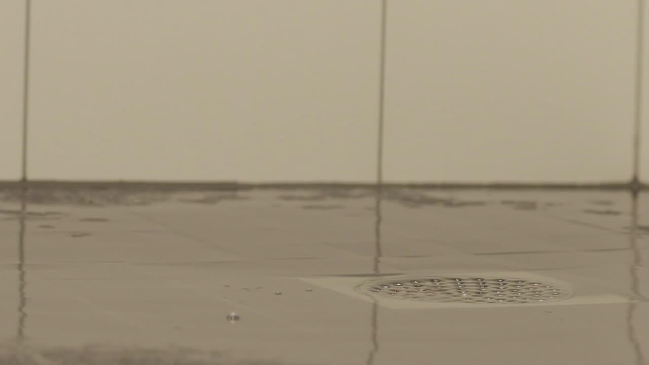 백인 남성은 집에서 샤워를 마치고 발을 클로즈업합니다.