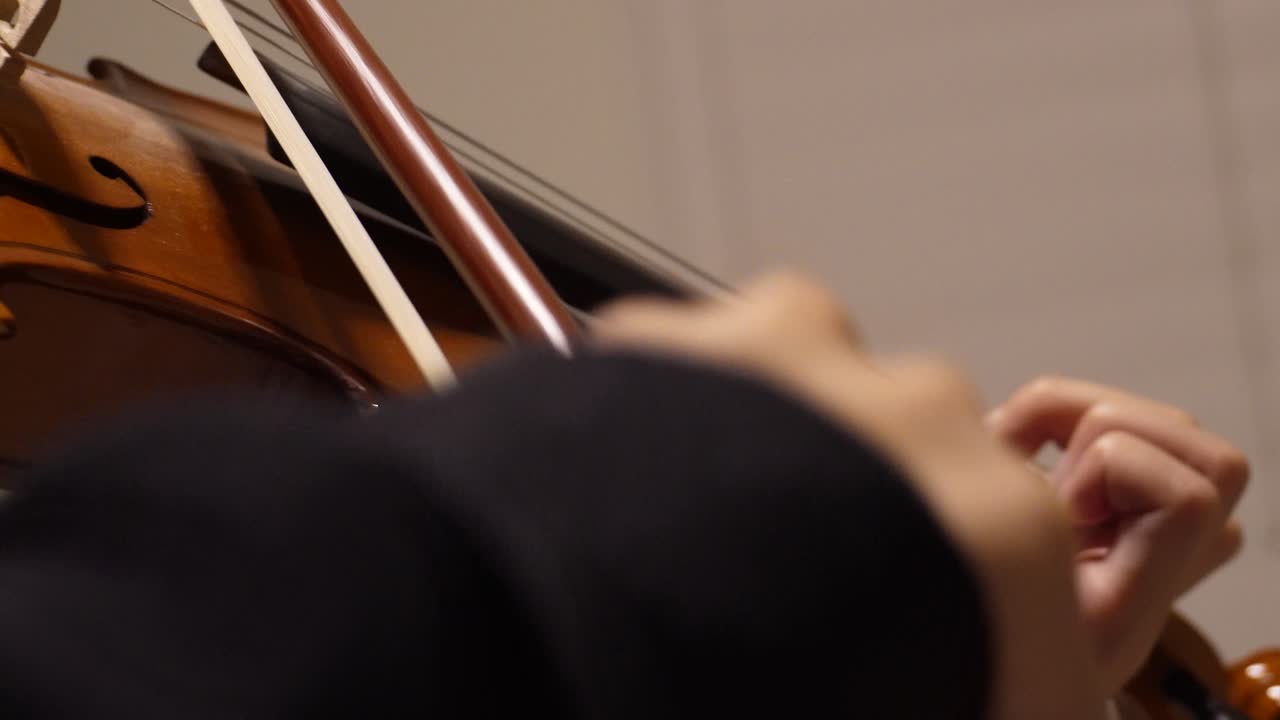 violín; niño tocando un instrumento musical; primer plano en 4k