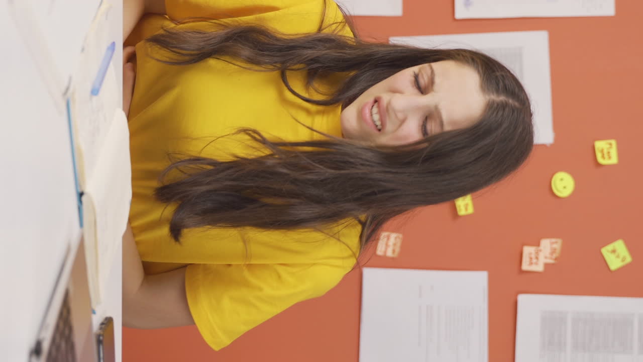 el video vertical de una niña con dolor de estómago está sufriendo.