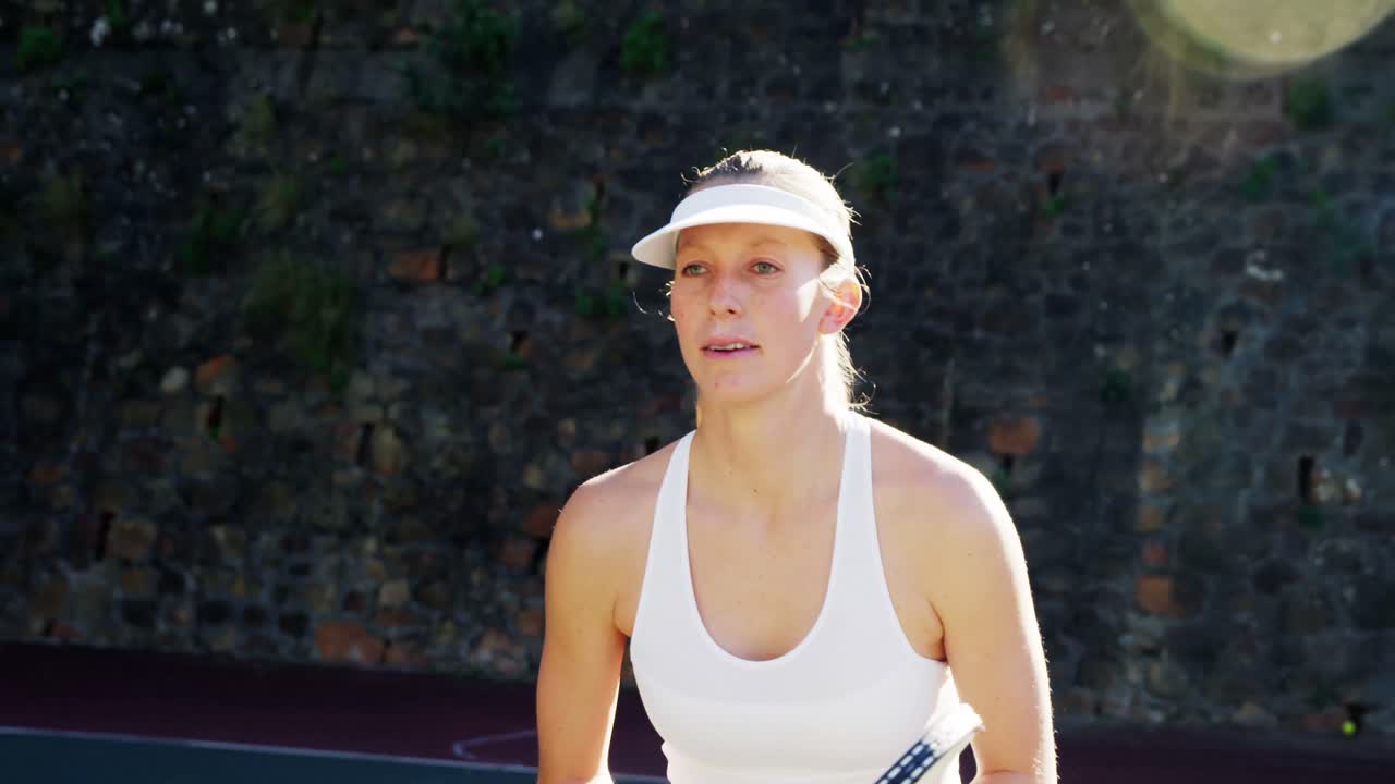 deportista activa jugando al tenis