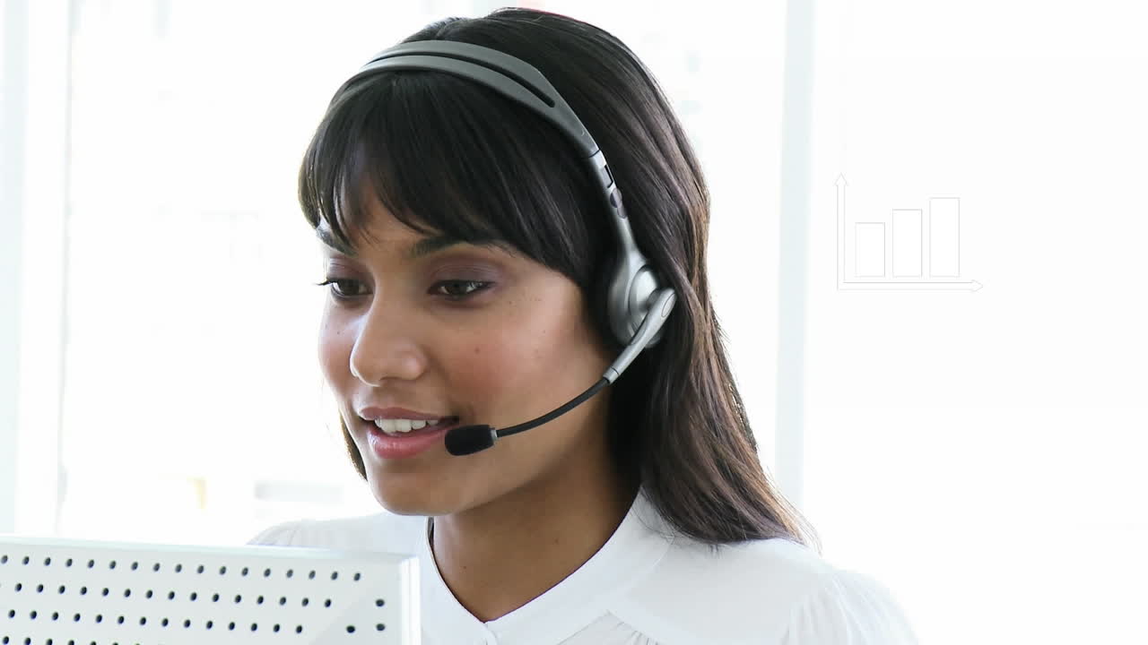 animación de números cambiando sobre mujer de negocios usando auriculares de teléfono