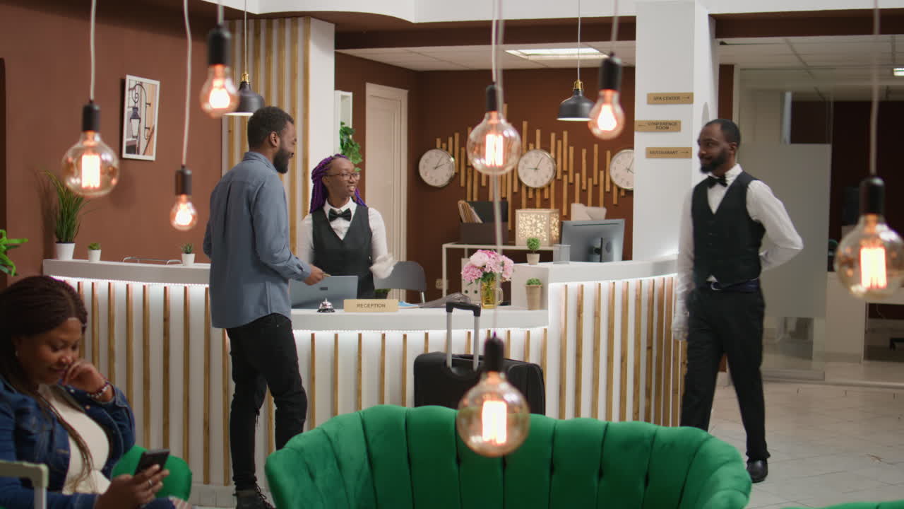 tarjeta de llave de la habitación de recepción del viajero