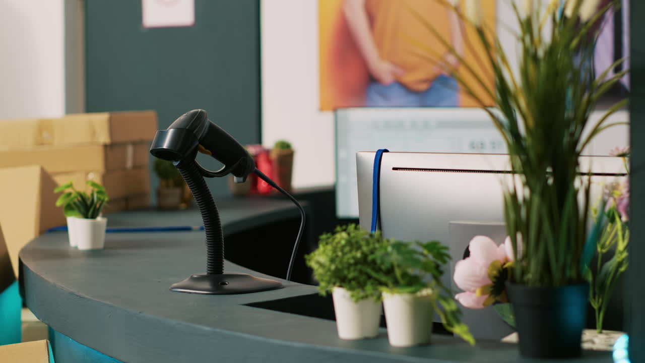 현금 등록기와 함께 비어있는 옷 가게