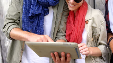 Amigos-Casuales-Con-Gafas-De-Sol-Y-Usando-Tablet-Pc