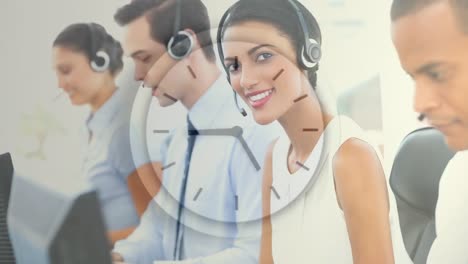 Frau-Arbeitet-Im-Callcenter