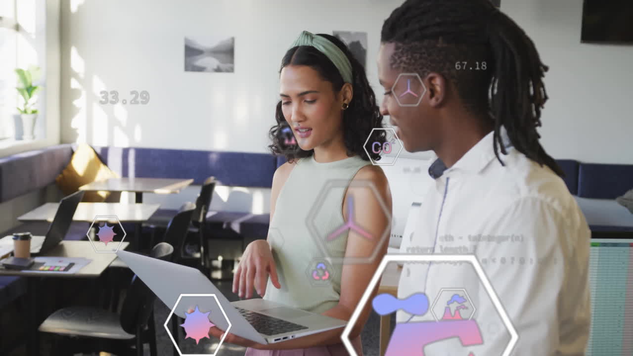 animación de iconos ecológicos y procesamiento de datos sobre diversas personas de negocios en la oficina