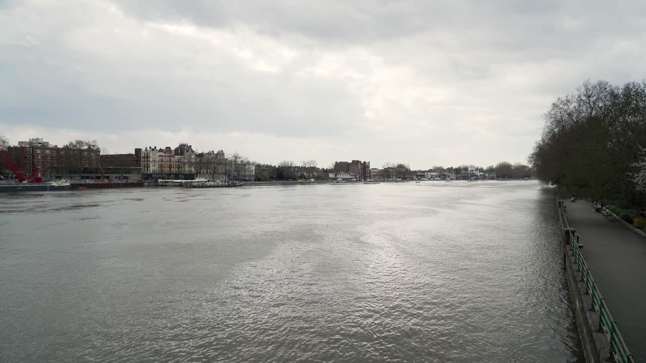 도시 환경에서 잔잔한 강