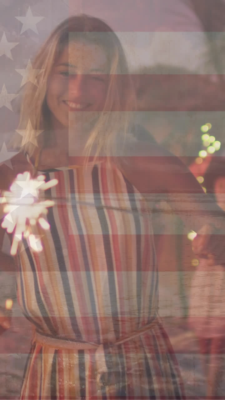 animación de la bandera de los estados unidos de américa sobre felices amigos diversos con chispas en la playa
