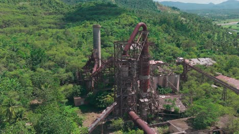 una fotografía de un avión no tripulado de una fábrica abandonada en medio del bosque.