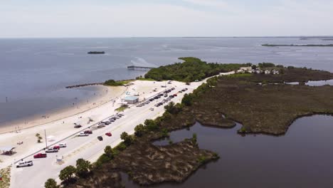 Drohnenaufnahme-Eines-Strandes-Auf-Einer-Halbinsel-In-Florida